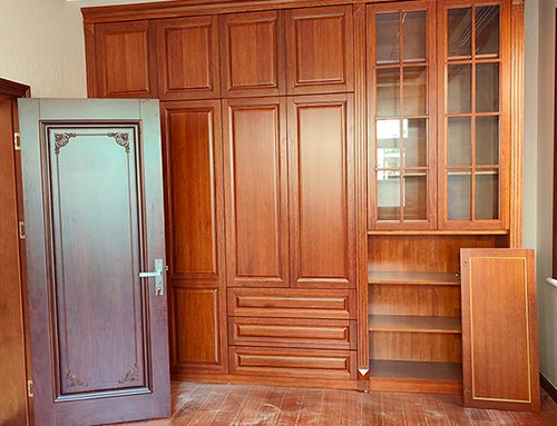 安次中式家庭装修里定制的实木衣柜效果图